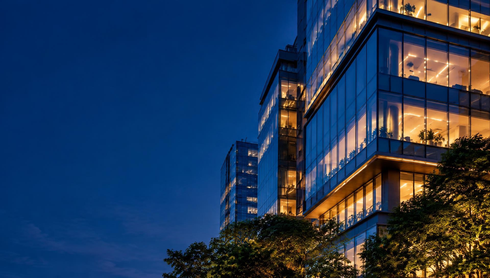Arquitetura empresarial contemporânea com fachadas de vidro e luzes acolhedoras
